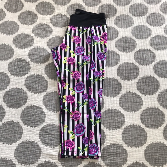 Betsy Johnson Performance Capris - Picture 4 of 8